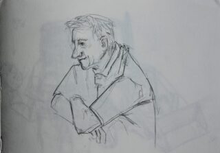 Bleistiftskizze eines Mannes von der Seite, mit verschränkten Armen, neutralem Gesichtsausdruck und lockeren, einfachen Linien auf schlichtem Hintergrund.