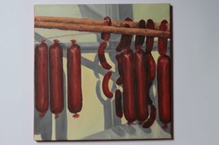 Ein Gemälde zeigt mehrere rote Würste, die an Holzstangen hängen, mit einigen Licht- und Schattenmustern im Hintergrund.