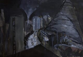 Dunkles, stimmungsvolles Gemälde einer nächtlichen Stadtstraße mit hohen Gebäuden, schwachen Straßenlaternen und einer kegelförmigen Struktur auf der rechten Seite.