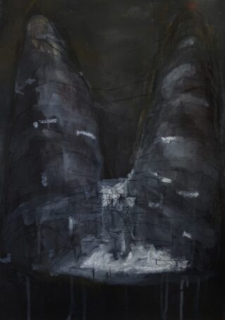 Ein dunkles, stimmungsvolles Gemälde zeigt zwei große, felsige Berggipfel mit einem dazwischen beleuchteten schneebedeckten Tal oder Gletscher.