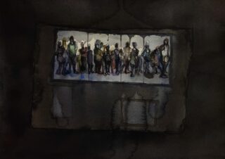 Eine Gruppe von Menschen steht dicht beieinander in einer hell erleuchteten U-Bahn, zu sehen durch ein Fenster vor einem dunklen Hintergrund.