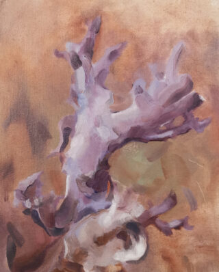 Abstraktes Gemälde mit violetten, organischen Formen, die an Korallen oder Seetang erinnern, auf einem strukturierten, bräunlichen Hintergrund.