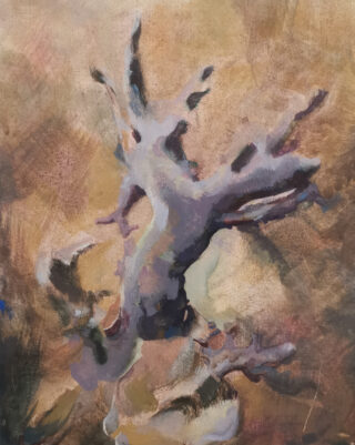 Abstraktes Gemälde einer verdrehten, astähnlichen Form in Lila- und Grautönen vor einem warmen, strukturierten braunen Hintergrund.