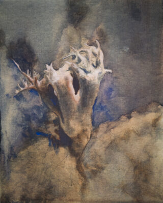 Ein verwitterter, gebleichter Baumstumpf mit freiliegenden Wurzeln liegt auf einem strukturierten, erdigen Boden vor einem gedämpften, wolkigen Hintergrund.