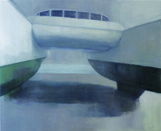 Ein modernes, abstraktes Gebäudeinneres mit geschwungenen Wänden und einem erhöhten, geschlossenen Gehweg oder einer Struktur in gedämpften Blau- und Grautönen.