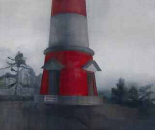 Eine Nahaufnahme des Sockels eines rot-weißen Leuchtturms mit zwei kleinen Türen vor einer nebligen, gedämpften Landschaft mit Bäumen im Hintergrund.