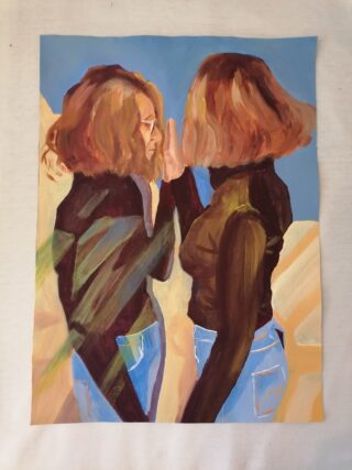 Auf einem Gemälde sind zwei ähnliche Frauen zu sehen, die einander gegenüberstehen. Eine hat eine Hand erhoben, als würde sie eine unsichtbare Barriere berühren. Beide haben kurze braune Haare, dunkle Oberteile und Blue Jeans vor einem blauen Hintergrund.