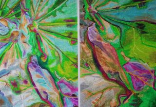 Abstraktes Kunstwerk mit hellgrünen, violetten und braunen Wirbeln und Formen, getrennt durch eine vertikale weiße Linie in der Mitte.