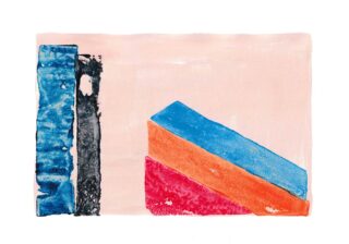 Abstraktes Kunstwerk mit einem strukturierten blauen vertikalen Rechteck neben überlappenden diagonalen Formen in Blau, Orange und Rot auf hellem Hintergrund.