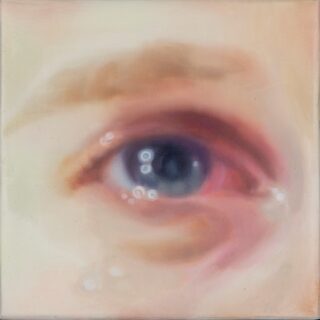 Eine Nahaufnahme eines menschlichen Auges mit weichen, gemischten Farben und subtilen Reflexionen, die ein leicht verschwommenes, traumhaftes Aussehen verleihen.