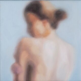 Ein verschwommenes Gemälde einer Frau von hinten, deren Kopf vor einem hellblauen Hintergrund zur Seite gedreht ist.