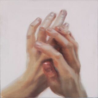 Ein realistisches Gemälde von zwei Händen, die sich vor einem schlichten, hellen Hintergrund sanft berühren.