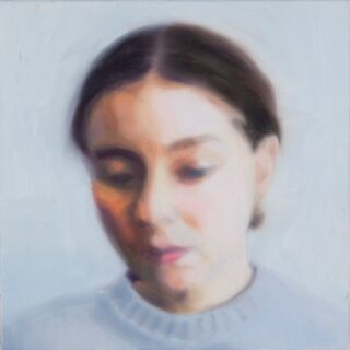 Ein verschwommenes, sanft gemaltes Porträt einer Frau mit dunklem Haar, die vor einem hellblauen Hintergrund nach unten blickt.