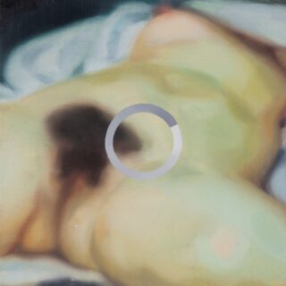 Eine verschwommene, abstrakte Darstellung einer liegenden nackten Figur mit einem über der Mitte eingeblendeten Ladesymbol.