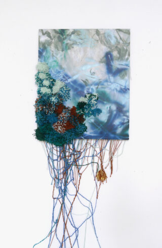 Ein Mixed-Media-Kunstwerk mit einem blau-weißen abstrakten Hintergrund, strukturierten grünen und braunen pflanzenähnlichen Elementen und nach unten hängenden Garnsträngen.