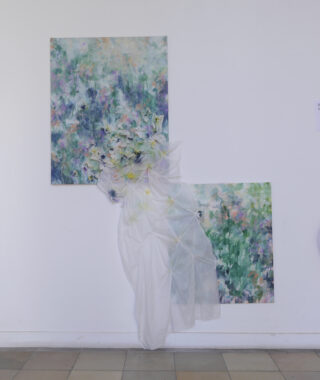 Zwei abstrakte Gemälde in Grün-, Lila- und Weißtönen hängen an einer weißen Wand. Ein transparenter, skulpturaler Stoff verbindet die Gemälde, geht von ihnen aus und verschmilzt mit dem Kunstwerk.