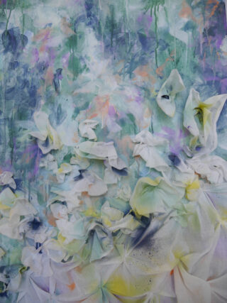 Abstraktes Kunstwerk mit drapiertem und zerknittertem weißem Stoff in Pastellfarben, weichen Pinselstrichen und Farbspritzern in Grün-, Blau-, Lila- und Gelbtönen.