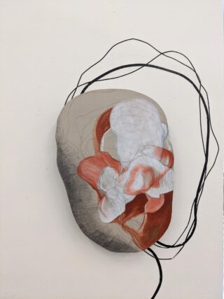 Ein abstraktes, organisch geformtes Kunstwerk in Rot-, Weiß- und Grautönen ist an einer Wand angebracht und wird von schwarzen, geschwungenen Linien überlagert, die sich bis auf die Wandoberfläche erstrecken.