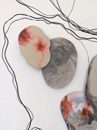 Drei abstrakte, ovale Formen mit grauen und roten Strukturmustern überlappen sich auf einem weißen Hintergrund und werden von schwarzen Wellenlinien durchzogen.