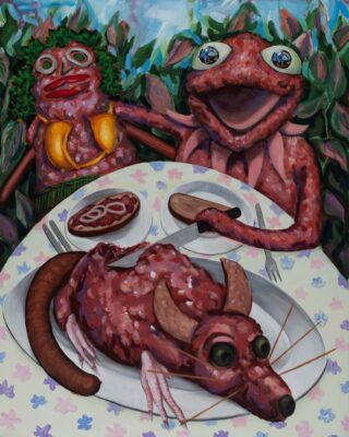 Zwei puppenartige Wesen sitzen an einem Tisch mit einem Teller Essen und einem gekochten, einem Gürteltier ähnelnden Tier, umgeben von Blumen. Eines der Wesen hält ein Messer in der Hand und scheint bereit zu sein, das Gericht zu zerschneiden.