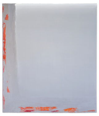 Eine überwiegend hellgraue quadratische Leinwand mit einem rauen, vertikalen weißen Streifen am linken Rand und kleinen orangefarbenen und roten Flecken am linken und unteren Rand.