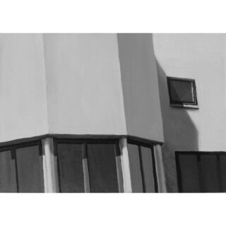 Schwarzweißbild einer modernen Gebäudefassade mit hohen Fenstern im unteren Stockwerk und einem kleinen rechteckigen Fenster darüber, das starke Schatten wirft.