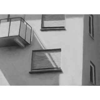 Schwarzweißfoto einer Gebäudefassade mit zwei Fenstern, einem Balkon und starken Schatten, die auf die Wand und die Jalousien geworfen werden.