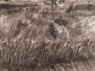 Schwarz-Weiß-Gemälde von hohem Gras auf einem Feld mit einem Baum und einem Haus im Hintergrund.