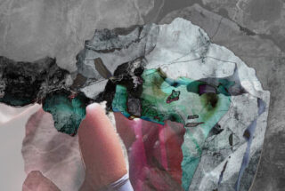 Ein abstraktes Bild mit geschichteten Texturen in Grau-, Schwarz- und Grüntönen und teilweise sichtbaren menschlichen Beinen in der unteren linken Ecke.