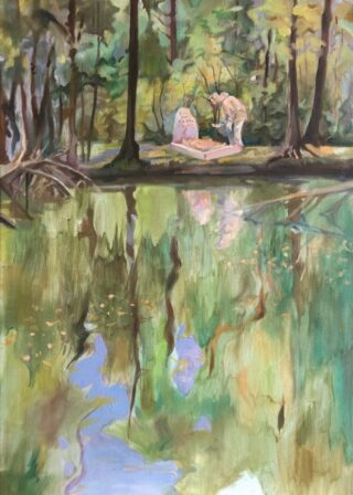 Eine Person beugt sich über einen Stein oder Grabstein auf einer Waldlichtung. Im Vordergrund sind Bäume und ihre Spiegelbilder in einem ruhigen Gewässer zu sehen.