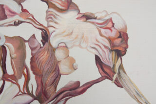 Nahaufnahme eines abstrakten Gemäldes mit organischen, fließenden Formen und Erdtönen mit Schattierungen von Weiß, Rosa und Braun auf hellem Hintergrund.