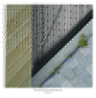 Nahaufnahme von drei Oberflächen: strukturierte beige Wand, gemusterter Metallzaun und grauer Steinbelag mit Grasflecken. Der Text darunter lautet „Materialisierung Erschließungsturm“.