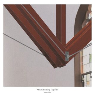 Nahaufnahme sich kreuzender Holzbalken, die durch eine Metallhalterung verbunden sind und von Stahlkabeln gestützt werden. Im Hintergrund sind Buntglasfenster zu sehen.