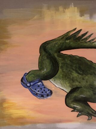 Ein grüner Alligator mit Maul in einem blauen Crocs-Schuh, abgebildet vor einem gedämpften orange-gelben Hintergrund.