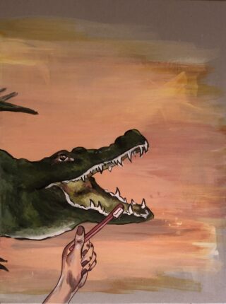 Vor einem gedämpften, sonnenuntergangsfarbenen Hintergrund hält eine Person eine Zahnbürste in die Nähe des offenen Mauls eines Krokodils.