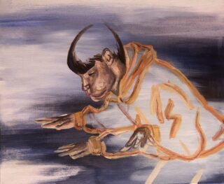 Ein Gemälde einer Person in einem orangefarbenen Kapuzenpullover mit verzerrten Gesichtszügen und verlängerten Händen vor einem unscharfen, abstrakten Hintergrund in Blau- und Lilatönen.