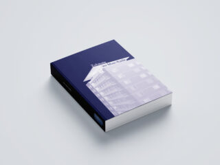 Ein gebundenes Buch mit blau-weißem Einband, der die Abbildung eines modernen Wohnhauses und den Titel „Zuhause im Marc-Chagall“ zeigt.