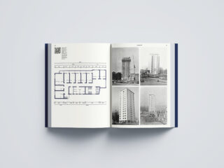 Ein aufgeschlagenes Buch zeigt auf der linken Seite einen Gebäudegrundriss und auf der rechten Seite fünf Schwarzweißfotos von hohen Wohnhäusern.