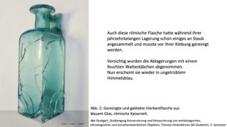 Eine grünliche, quadratische römische Glasflasche mit sichtbaren Rissen und Reparaturen wird neben einem deutschen Text ausgestellt, der ihre Reinigung und Restaurierung beschreibt.