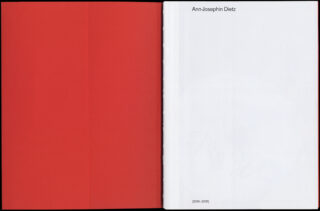 Ein offenes Buch mit einer durchgehend roten linken Seite und einer weißen rechten Seite, auf der in schwarzer Schrift der Name „Ann-Josephin Dietz“ und die Jahreszahlen „(2015–2019)“ gedruckt sind.