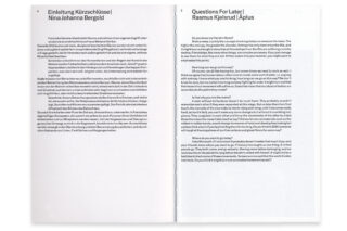 Ein aufgeschlagenes Buch zeigt zwei Seiten. Die linke Seite ist auf Deutsch und trägt den Titel „Einleitung Kürzschlüsse“ von Nina Johanna Bergold. Die rechte Seite ist auf Englisch und trägt den Titel „Questions For Later“ von Rasmus Kjelsrud | Aplus.