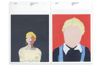 Zwei abstrakt gemalte Porträts nebeneinander: links eine Figur mit gelbem Haar auf dunklem Hintergrund, rechts eine gesichtslose blonde Figur auf rotem Hintergrund, die einen Anzug mit Hosenträgern trägt.