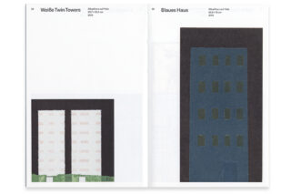 Zwei minimalistische Illustrationen: links zwei weiße rechteckige Türme mit kleinen Fenstern, rechts ein blaues Gebäude mit sechs Fensterreihen, beide auf weißen Seiten mit deutschen Titeln darüber.