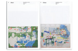 In einem Buch werden zwei abstrakte Mixed-Media-Kunstwerke gezeigt, links mit dem Titel „Afval“ und rechts mit dem Titel „Erkan“, jedes mit farbenfrohen, vielschichtigen Designs und teilweise sichtbarem Text.