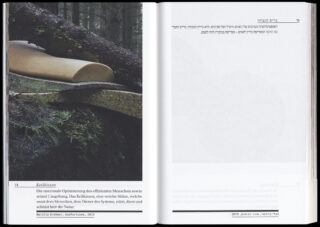 Ein aufgeschlagenes Buch zeigt auf der linken Seite das Foto einer Schaumstoffmatte in einem Wald, darunter deutscher Text. Die rechte Seite hat oben hebräischen Text und ist größtenteils leer.