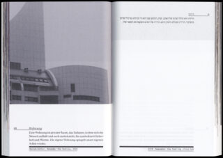 Offenes Buch mit einem Graustufenfoto eines modernen Gebäudes auf der linken Seite und Text auf Deutsch und Hebräisch mit englischen Fußnoten auf beiden Seiten.