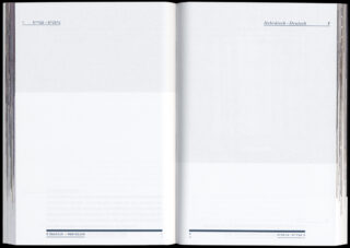 Ein offenes Buch zeigt zwei weitgehend leere Seiten mit minimalem Text in Hebräisch und Deutsch am oberen und unteren Rand. Die Seiten scheinen Abschnittsunterteilungen oder Kapitelüberschriften zu sein.