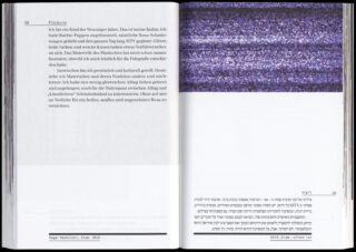 Eine Doppelseite mit Text in Deutsch und Hebräisch. Die rechte Seite zeigt oben ein großes rechteckiges Bild mit violettem Fernsehrauschen. In den Ecken stehen die Seitenzahlen 58 und 59.