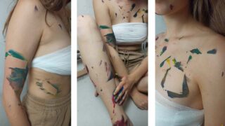 Dreiteiliges Bild einer Person mit heller Haut, die ein weißes Bandage-Oberteil und beige Hosen trägt und deren Oberkörper und Beine mit verschiedenfarbigen Farbflecken bedeckt sind.