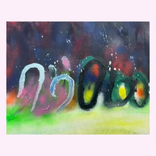 Abstraktes Gemälde mit großen, bunten Pinselstrichen und ovalen Formen auf einem dunklen, mehrfarbigen Hintergrund mit Grün und Gelb am unteren Rand.